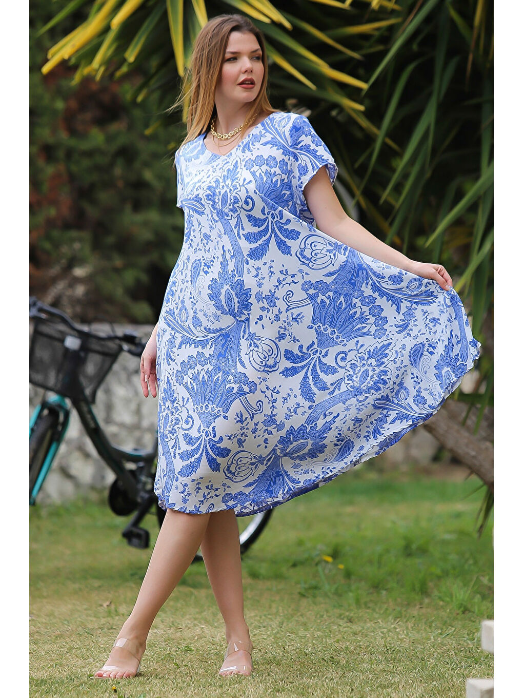 Mavi V Yaka Düşük Kol Oval Etekli Allover Baskılı Dokuma Casual Elbise