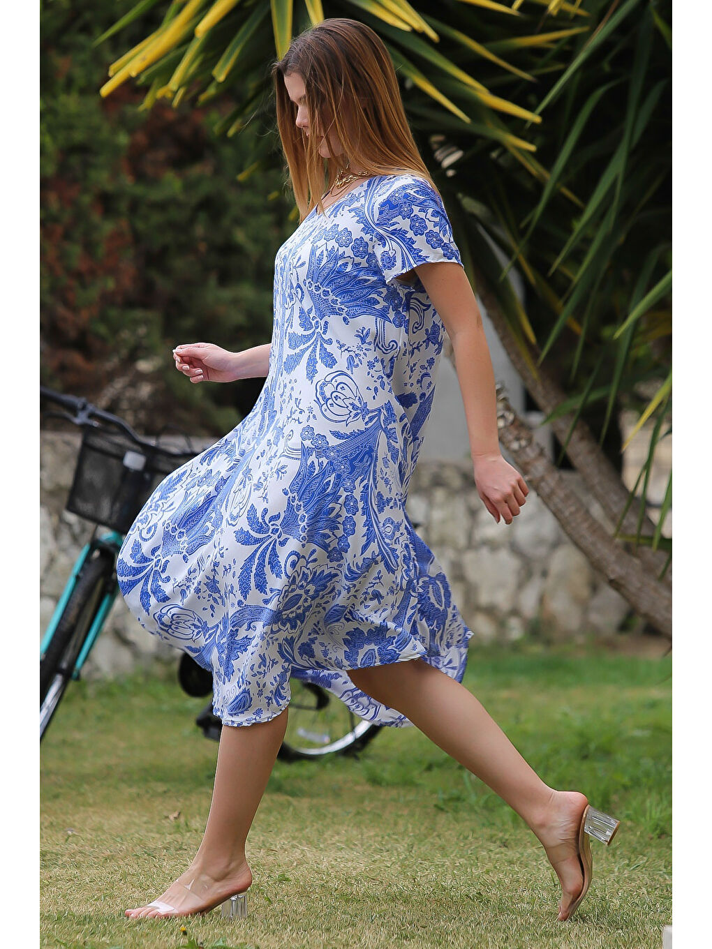 Mavi V Yaka Düşük Kol Oval Etekli Allover Baskılı Dokuma Casual Elbise-5