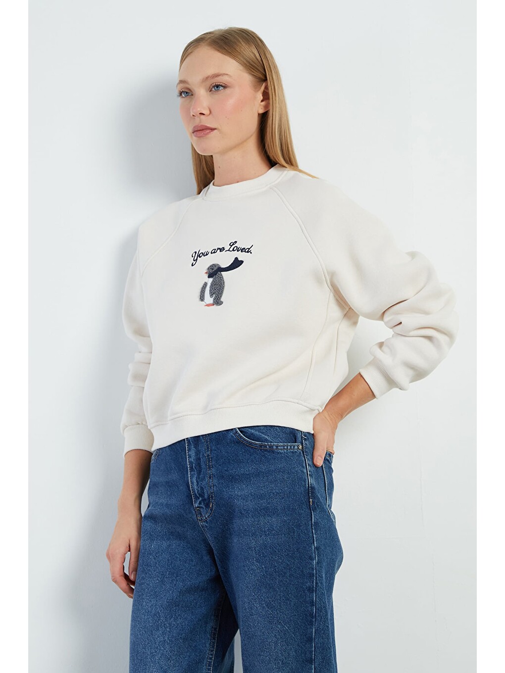 Bej 3 İplik Penguen Nakışlı Crop Sweatshirt-1