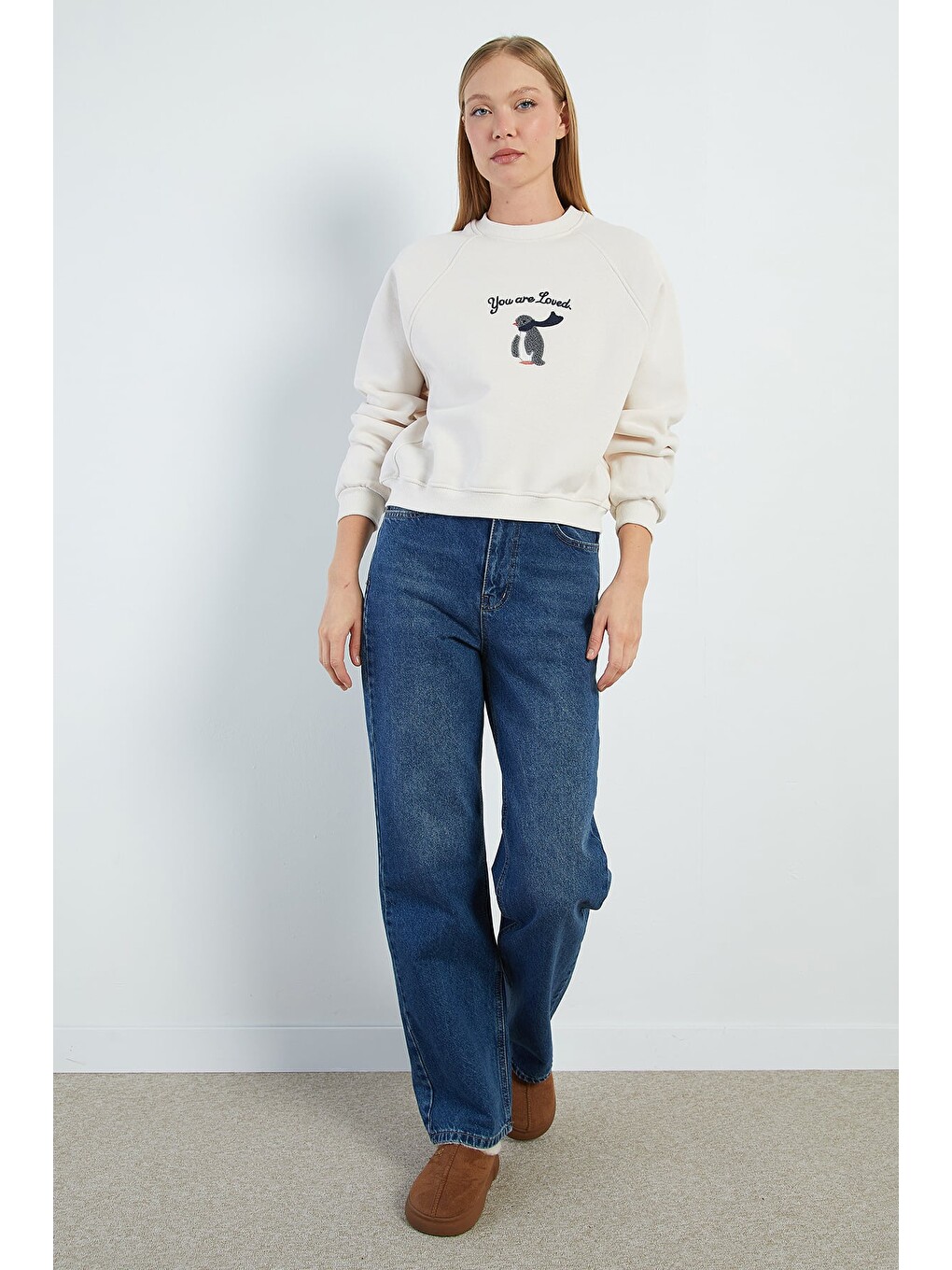 Bej 3 İplik Penguen Nakışlı Crop Sweatshirt-2