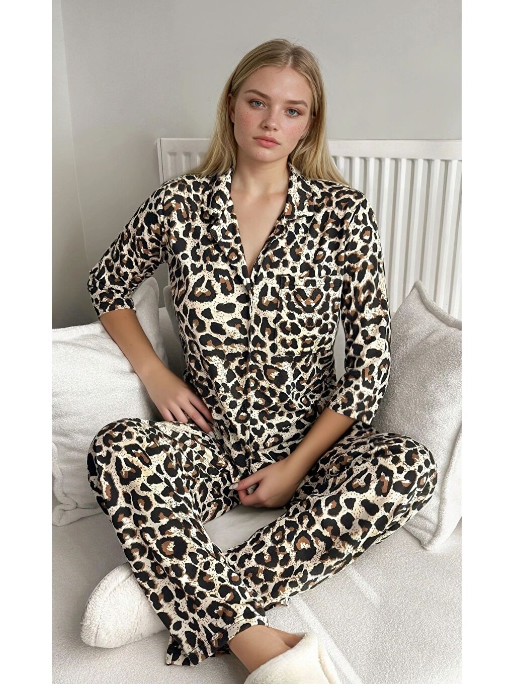 Kahverengi Kadın Leopar Desenli Pijama Takımı – Düğmeli Üst, Rahat Kesim Alt