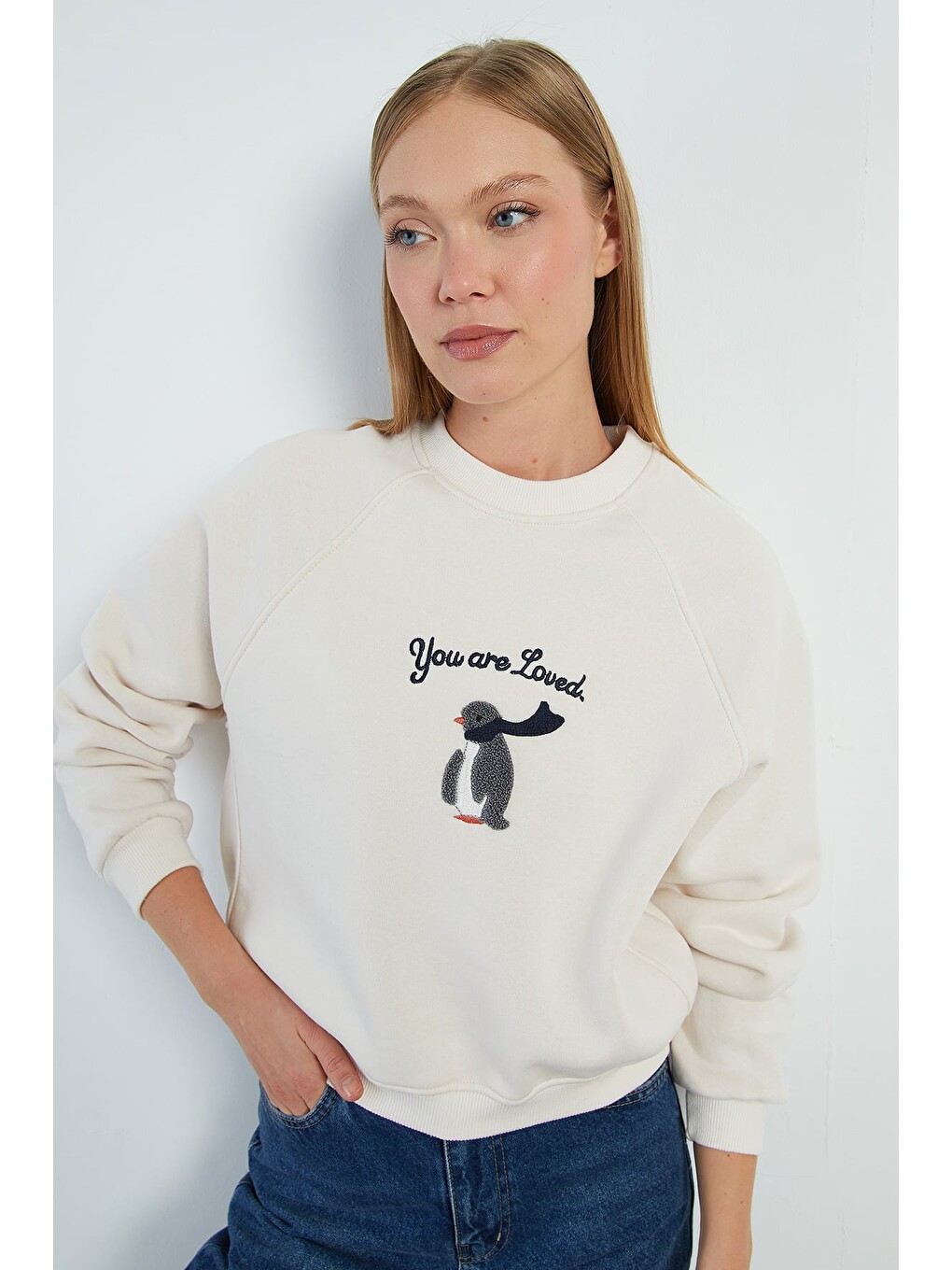 Bej 3 İplik Penguen Nakışlı Crop Sweatshirt-4