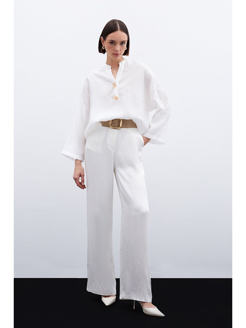 Çiçek Aksesuarlı Keten Bluz - Ekru-1