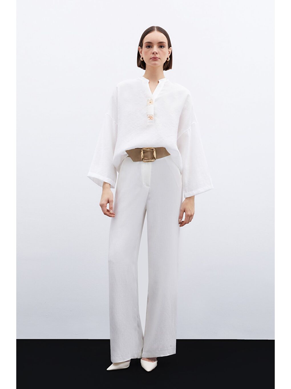 Çiçek Aksesuarlı Keten Bluz - Ekru-2