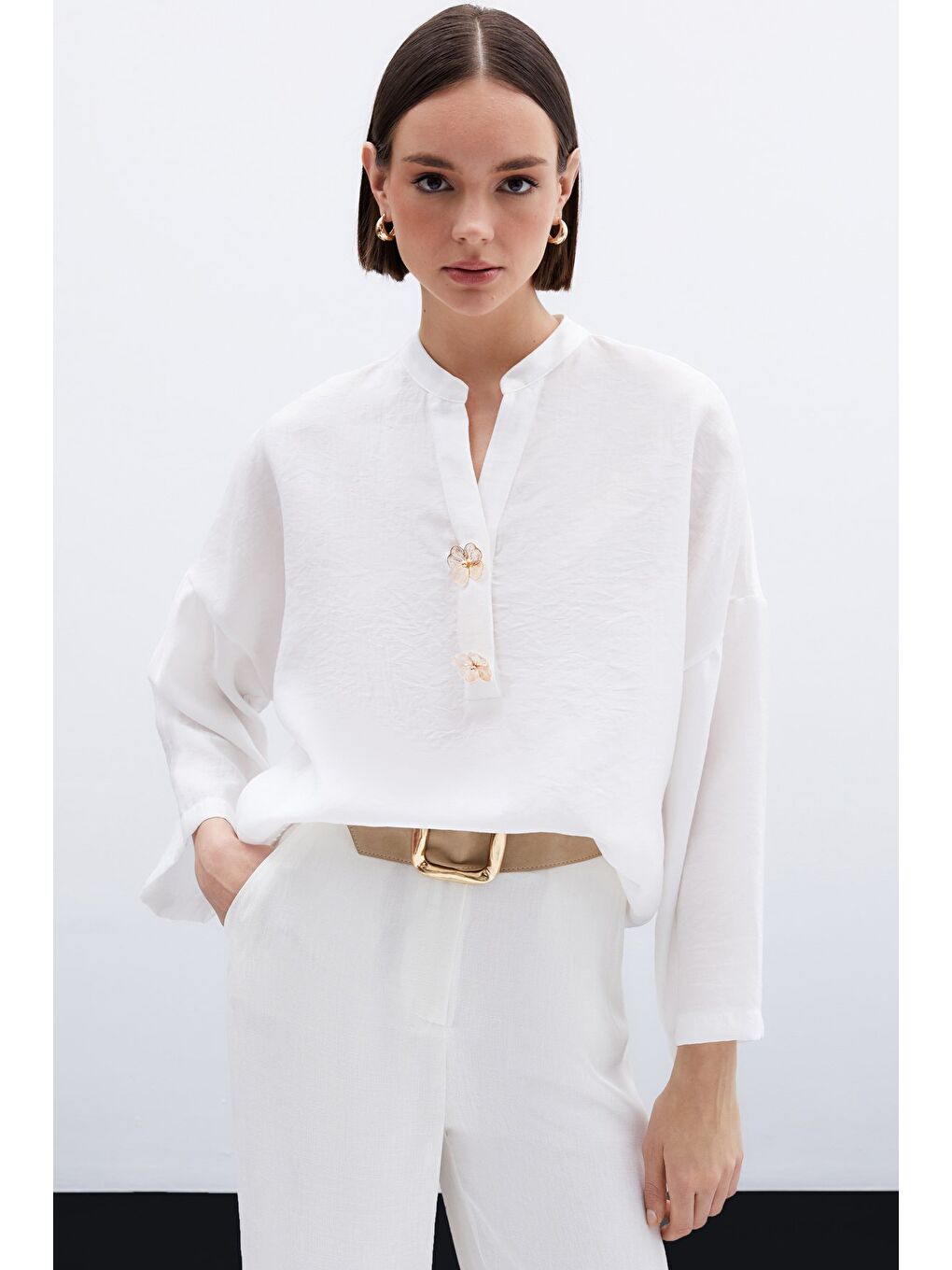 Çiçek Aksesuarlı Keten Bluz - Ekru-3