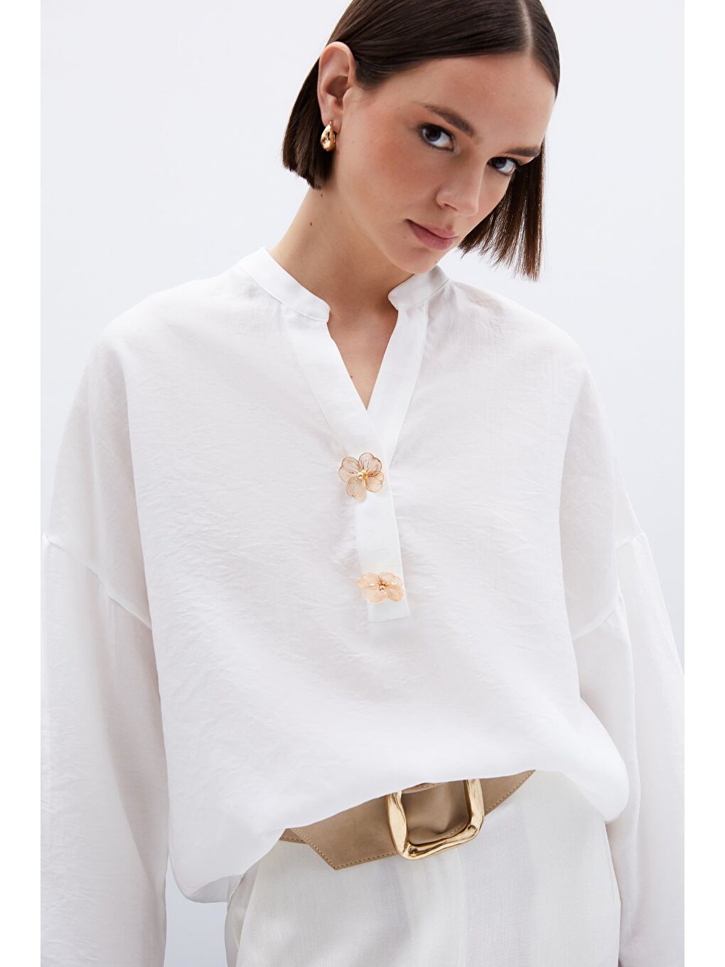 Çiçek Aksesuarlı Keten Bluz - Ekru-4