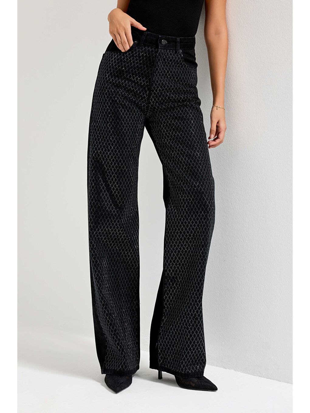 Beyaz Kadın Siyah Renk T3-1s5-1 Straight Fit Yüksek Bel Işıltılı Parlak Taşlı Tasarım Denim Jean