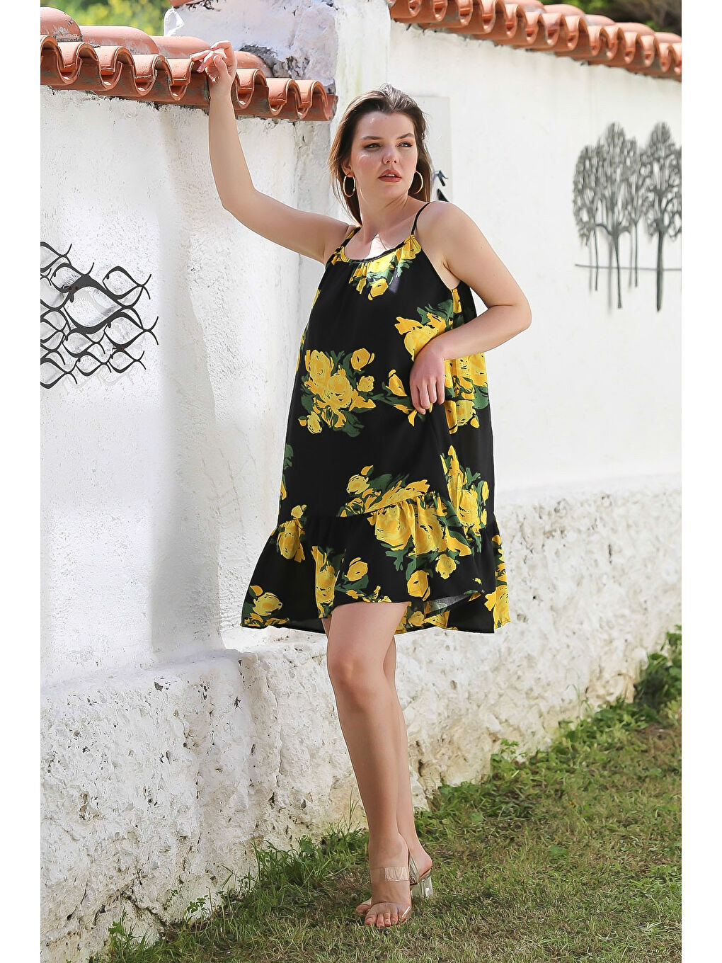 Siyah-Sarı Eteği Fırfırlı Ayarlanabilir Askılı Allover Baskılı Casual Viskon Dokuma Elbise 105 66-1