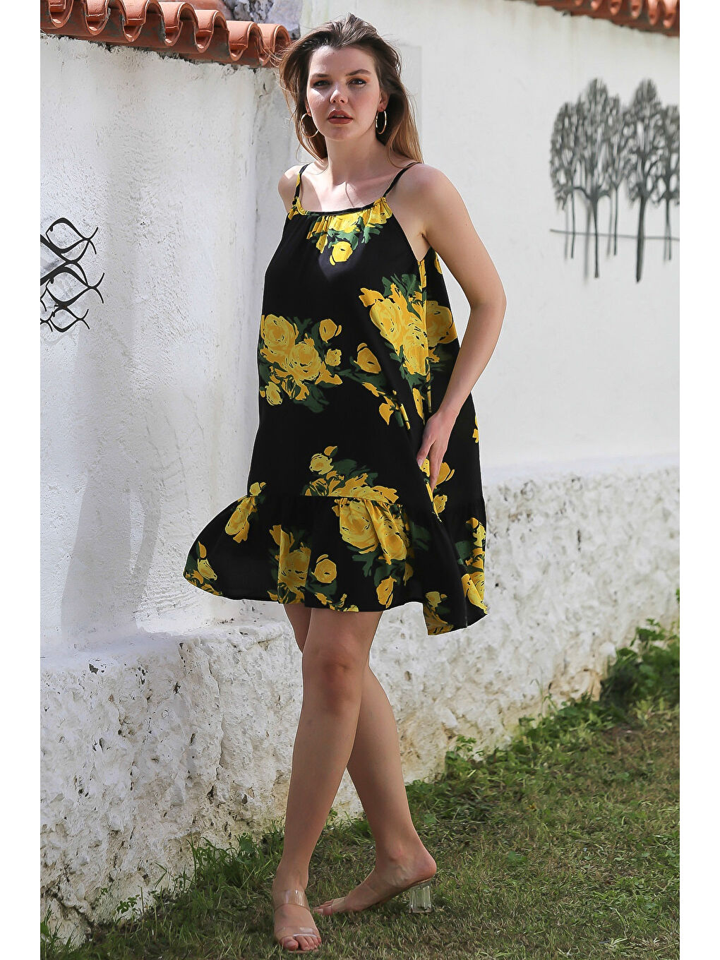 Siyah-Sarı Eteği Fırfırlı Ayarlanabilir Askılı Allover Baskılı Casual Viskon Dokuma Elbise 105 66-2