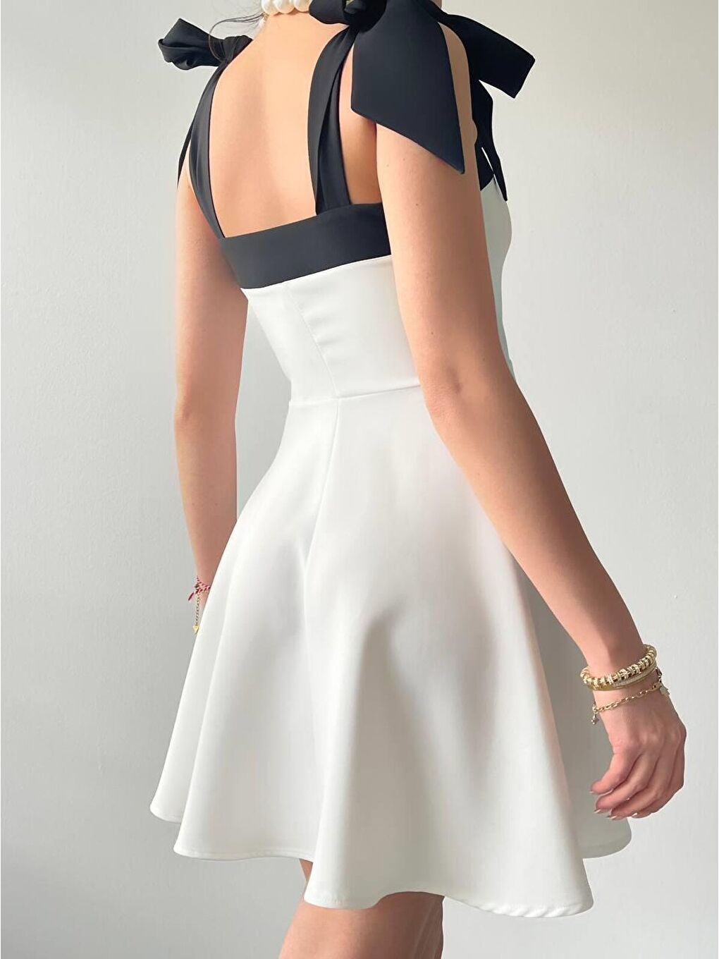 Beyaz Cloche Omuzu Fiyonklu Elbise-4