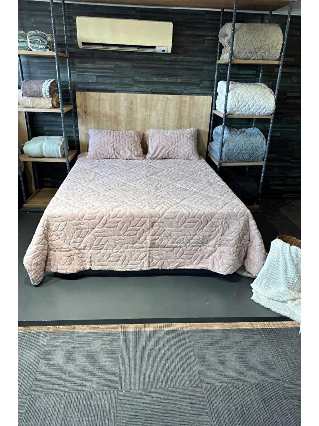 Pembe Lisome Çift Kişilik Pelüş Yatak Örtüsü 220x240 cm Pudra