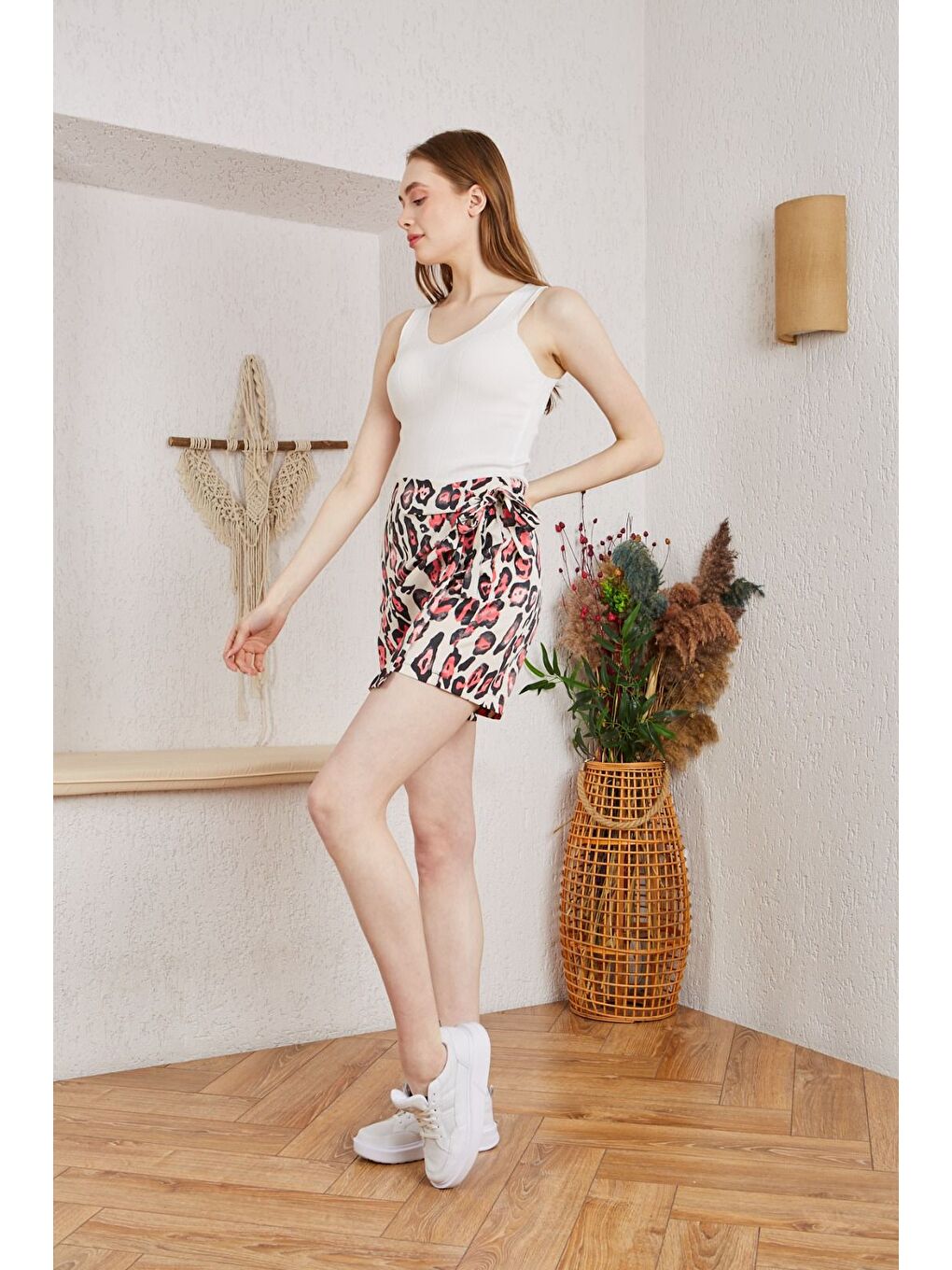 Beyaz Kadın Leopar Desenli Yüksek Bel Bağlamalı Mini Etek-2