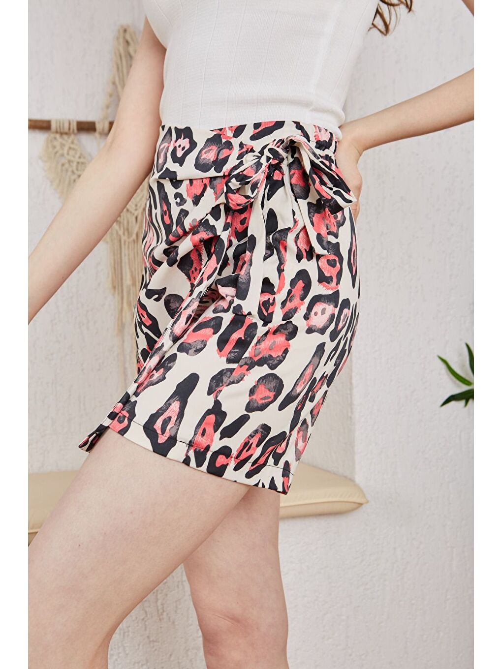 Beyaz Kadın Leopar Desenli Yüksek Bel Bağlamalı Mini Etek-3