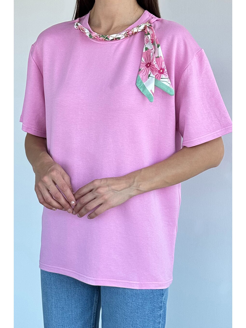 Pembe Kadın Yakası Fularlı Tişört-1