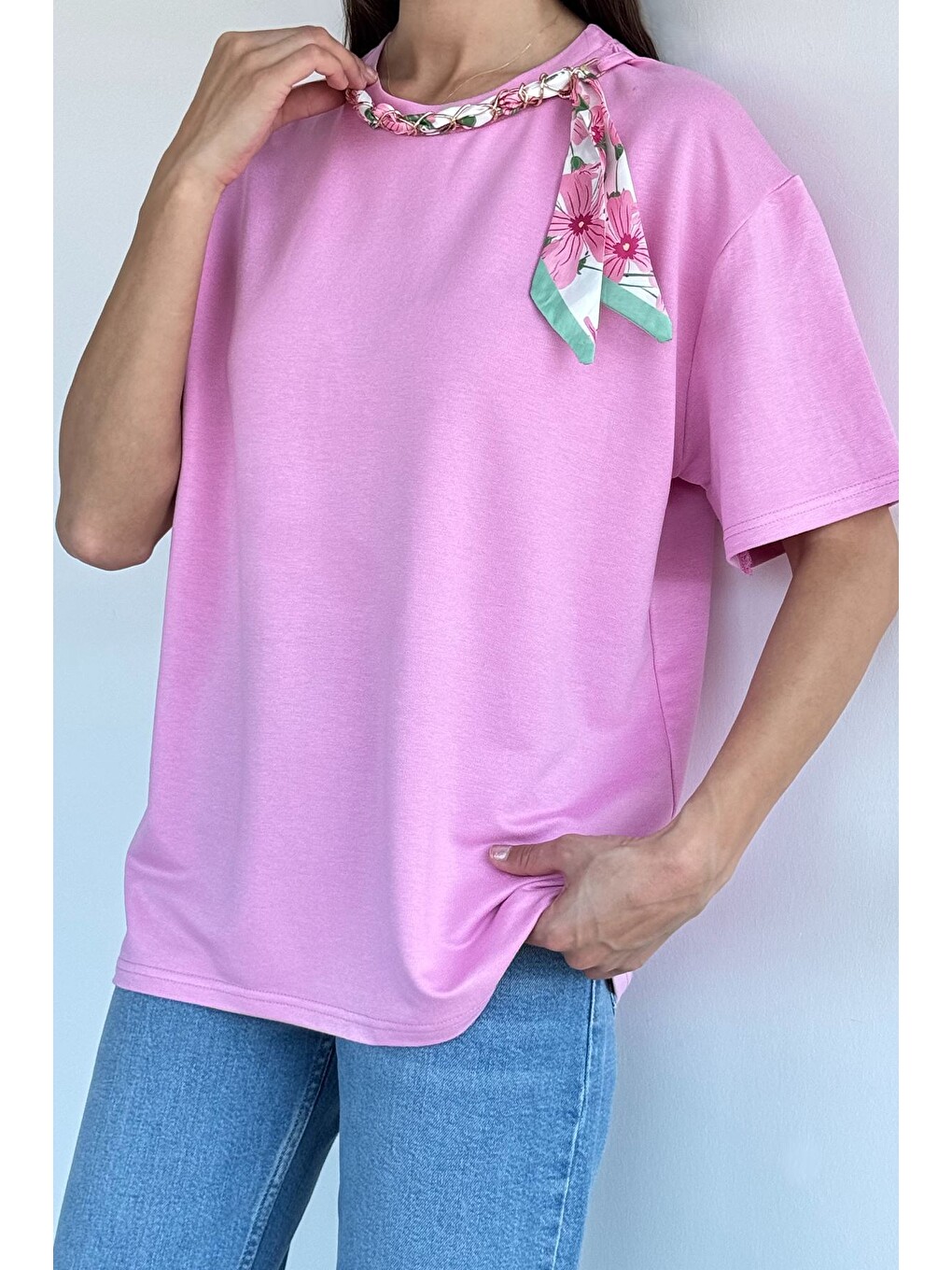 Pembe Kadın Yakası Fularlı Tişört-2