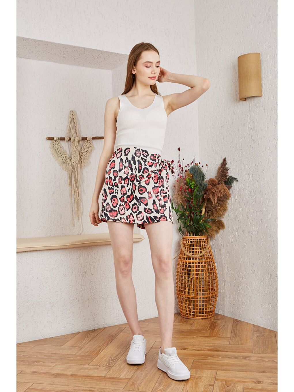Beyaz Kadın Leopar Desenli Yüksek Bel Bağlamalı Mini Etek-5