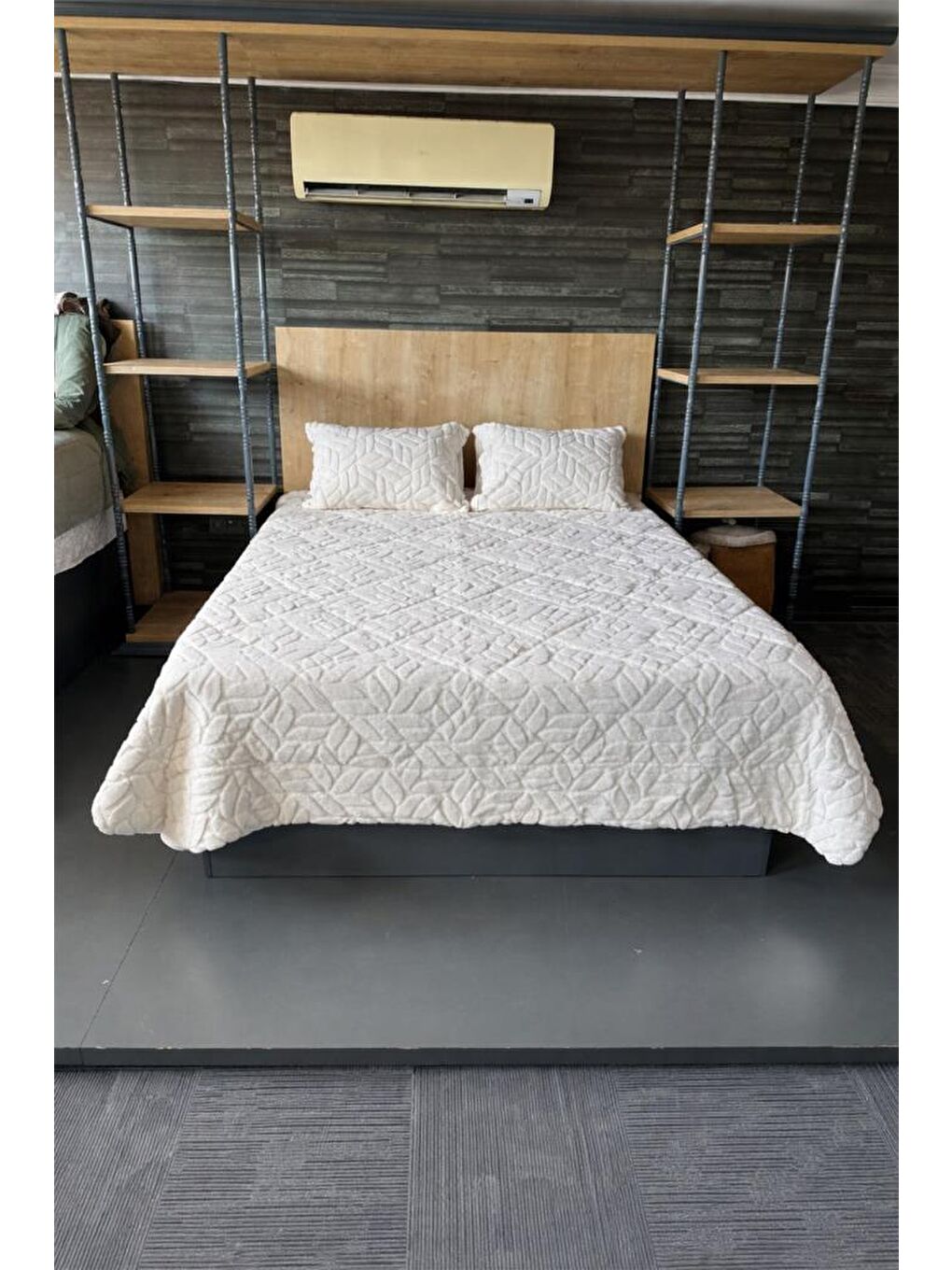 Ekru Lisome Çift Kişilik Pelüş Yatak Örtüsü 220x240 cm Krem