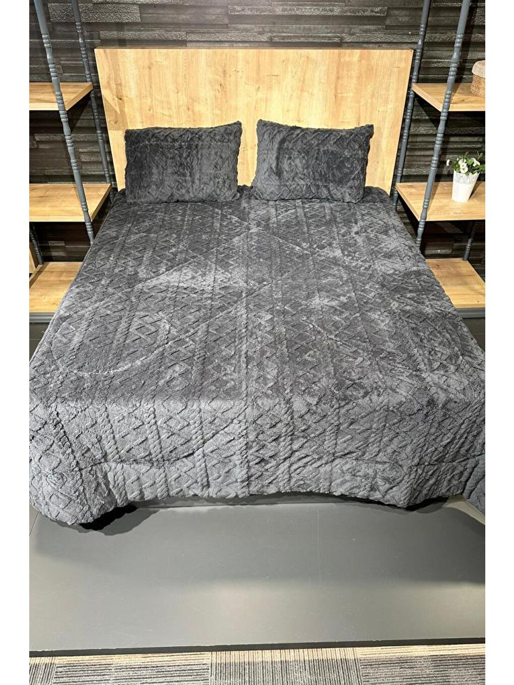 Leila Çift Kişilik Pelüş Yatak Örtüsü 220x240 cm Antrasit