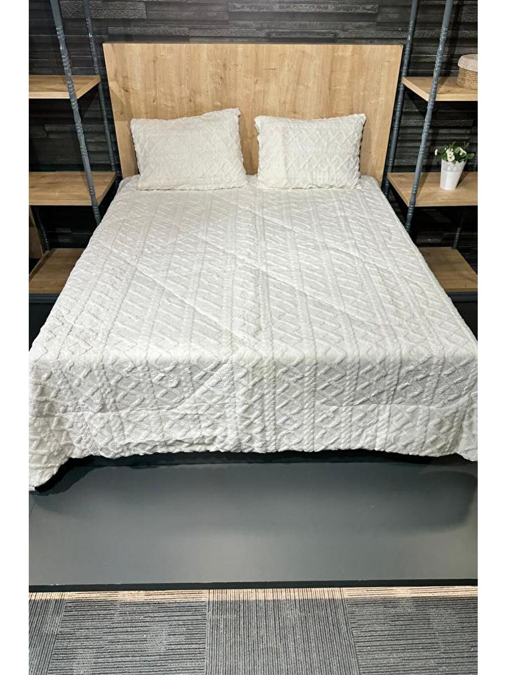 Ekru Leila Çift Kişilik Pelüş Yatak Örtüsü 220x240 cm Krem
