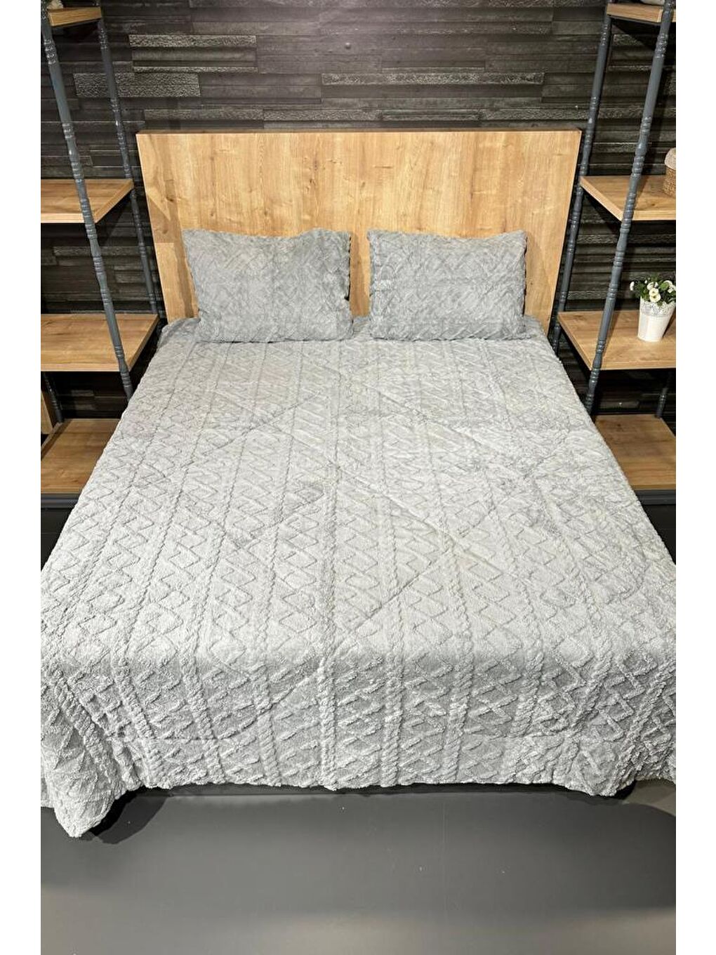 Leila Çift Kişilik Pelüş Yatak Örtüsü 220x240 cm Gri