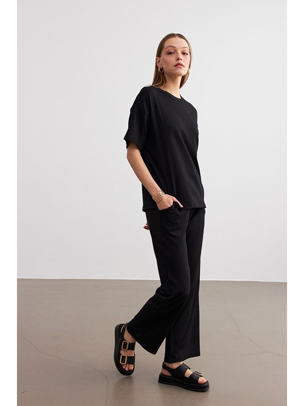 Kadın Siyah Bisiklet Yaka Kısa Kollu T Shirt Pantolonlu Krinkıl Takım-2