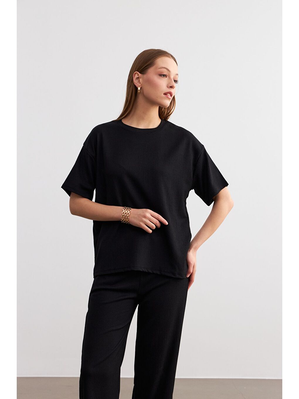 Kadın Siyah Bisiklet Yaka Kısa Kollu T Shirt Pantolonlu Krinkıl Takım-3