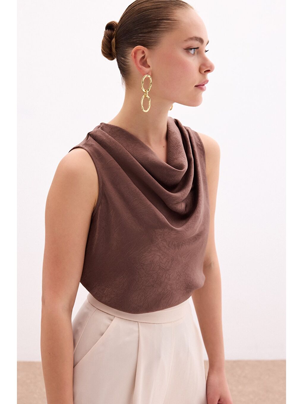 Kahverengi Degaje Yaka Saten Bluz - Kahve