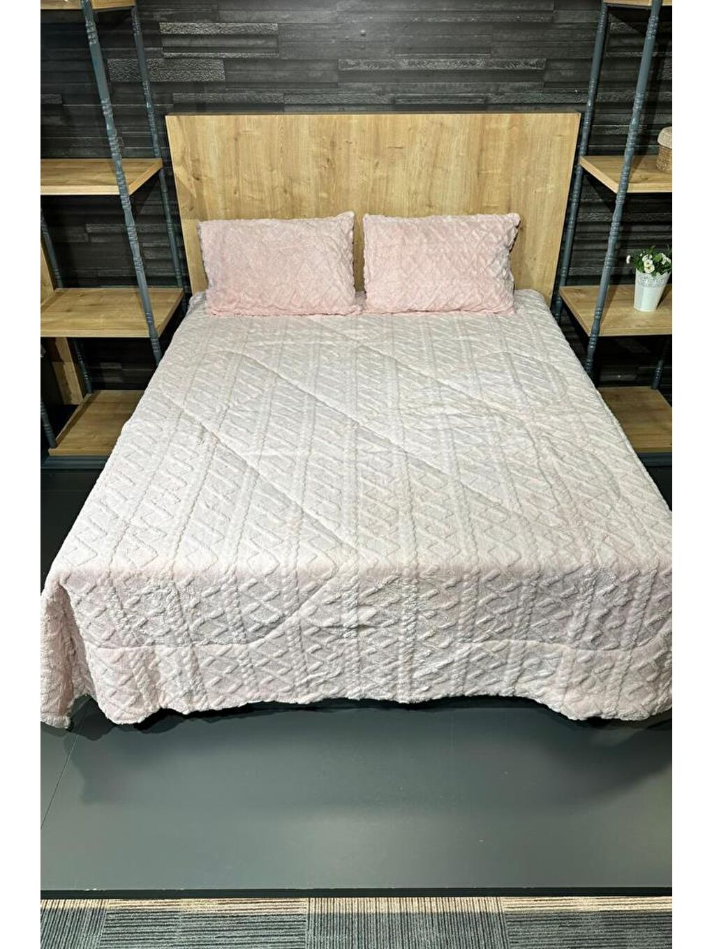 Pembe Leila Çift Kişilik Pelüş Yatak Örtüsü 220x240 cm Pudra