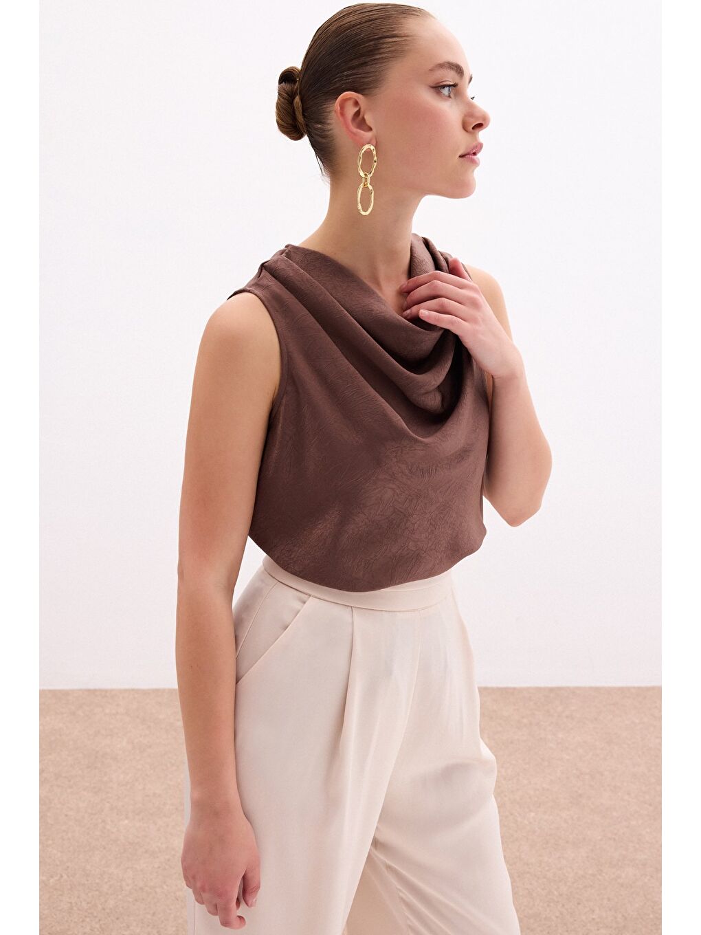 Kahverengi Degaje Yaka Saten Bluz - Kahve-2