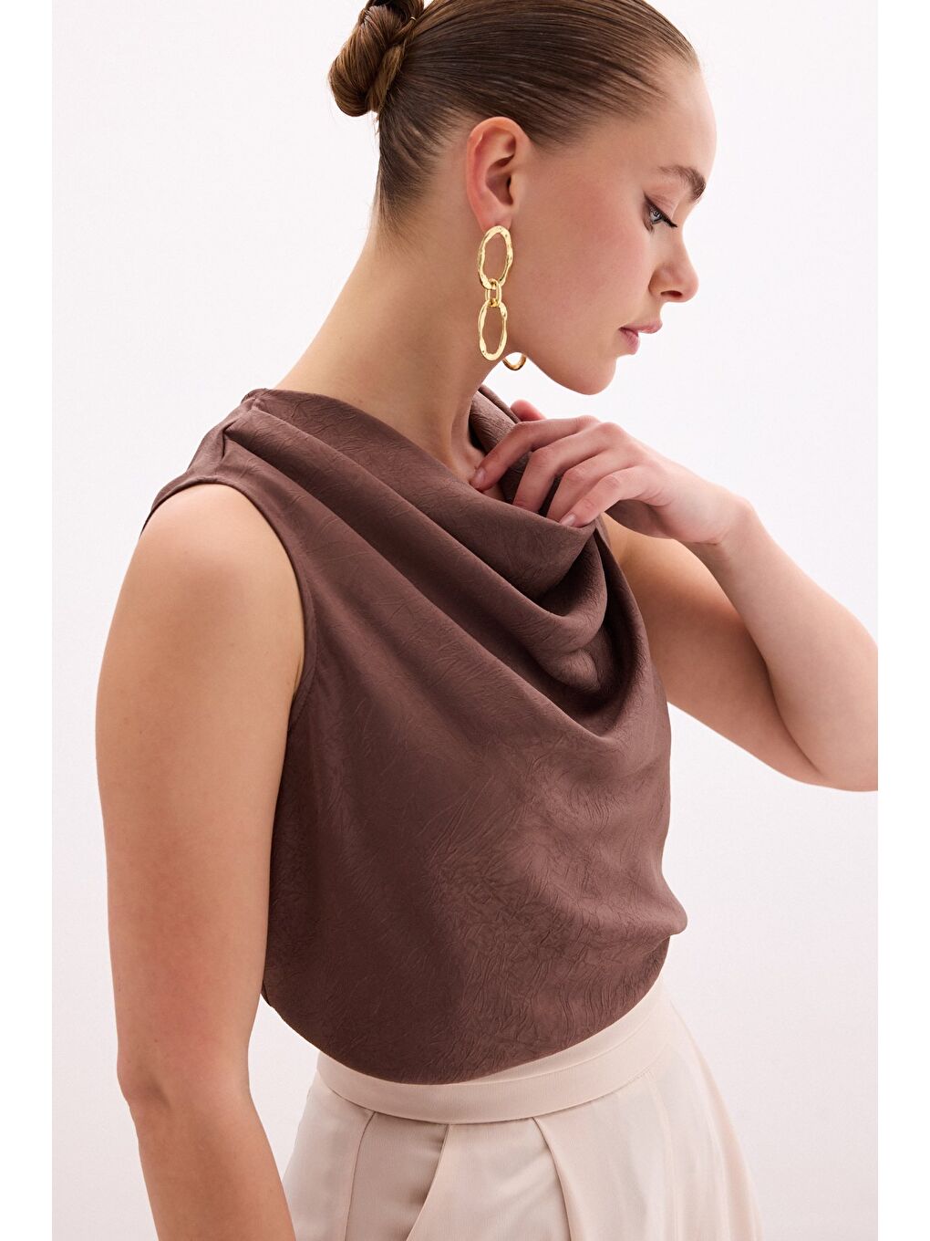 Kahverengi Degaje Yaka Saten Bluz - Kahve-3