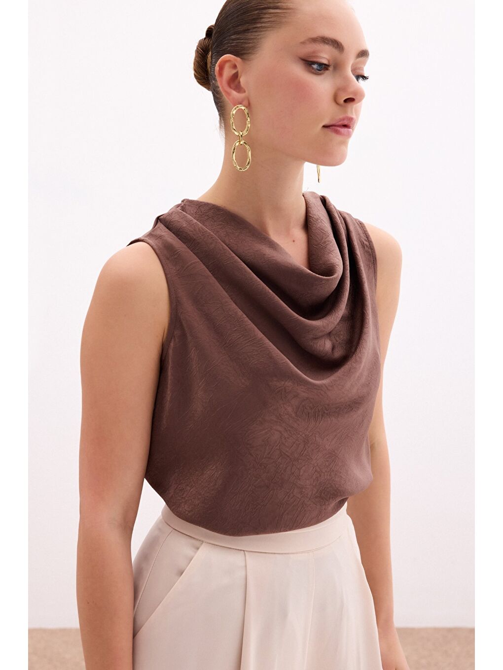 Kahverengi Degaje Yaka Saten Bluz - Kahve-5