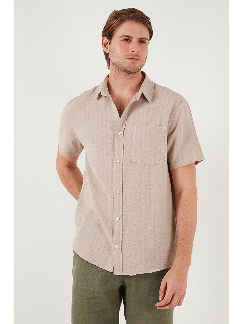 Bej Pamuklu Regular Fit Tek Cepli Kısa Kol Erkek %100 Pamuk Gömlek CF25S128230-4