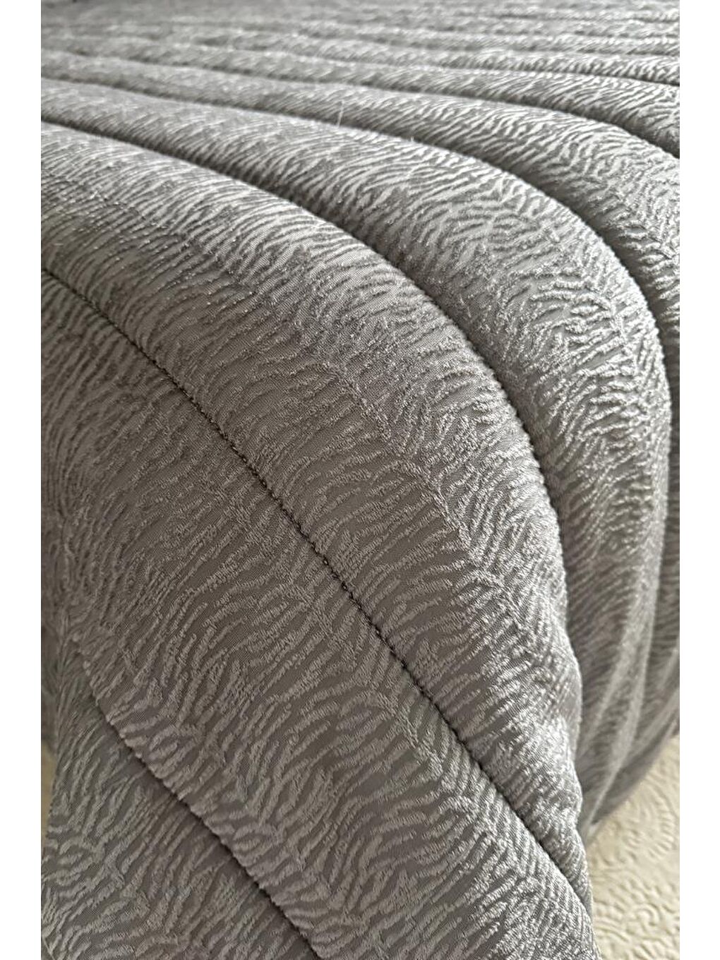 Velmira Jakarlı Kadife Elyaf Dolgulu Yatak Örtüsü 240x240 cm Gri-1