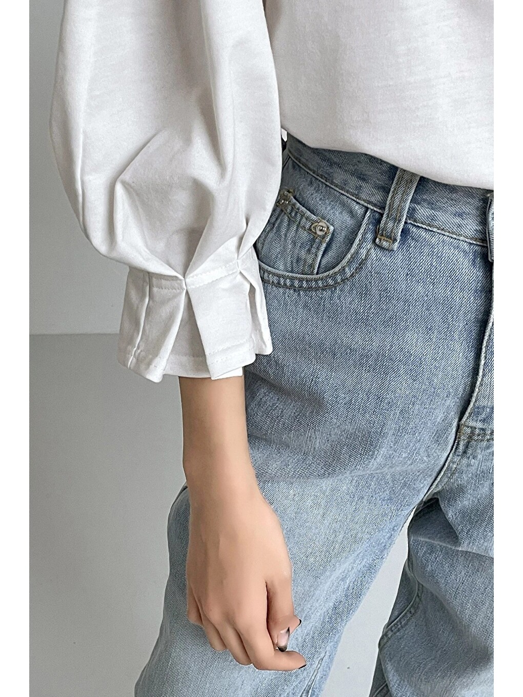 Beyaz Kadın Modern Kesim Fakir Kol Detaylı Oversize Basic Bluz-5