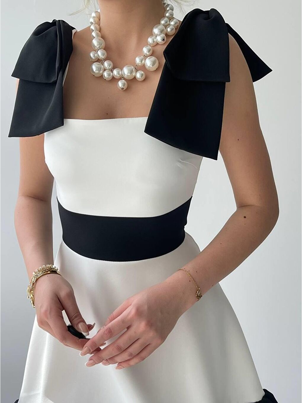 Beyaz Miron Omuz Fiyonklu Elbise-4