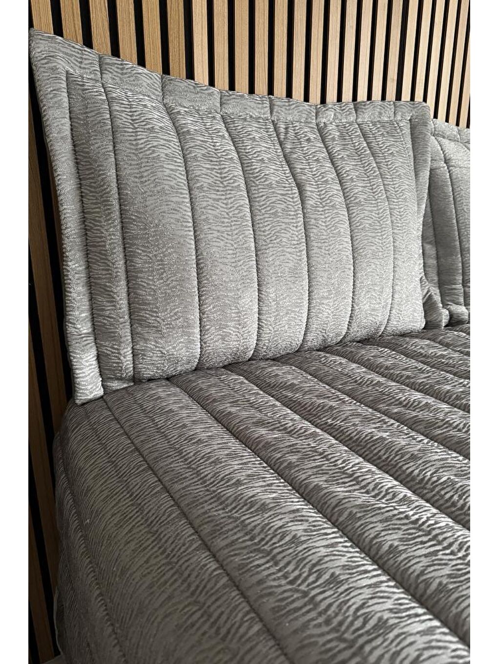 Velmira Jakarlı Kadife Elyaf Dolgulu Yatak Örtüsü 240x240 cm Gri-2