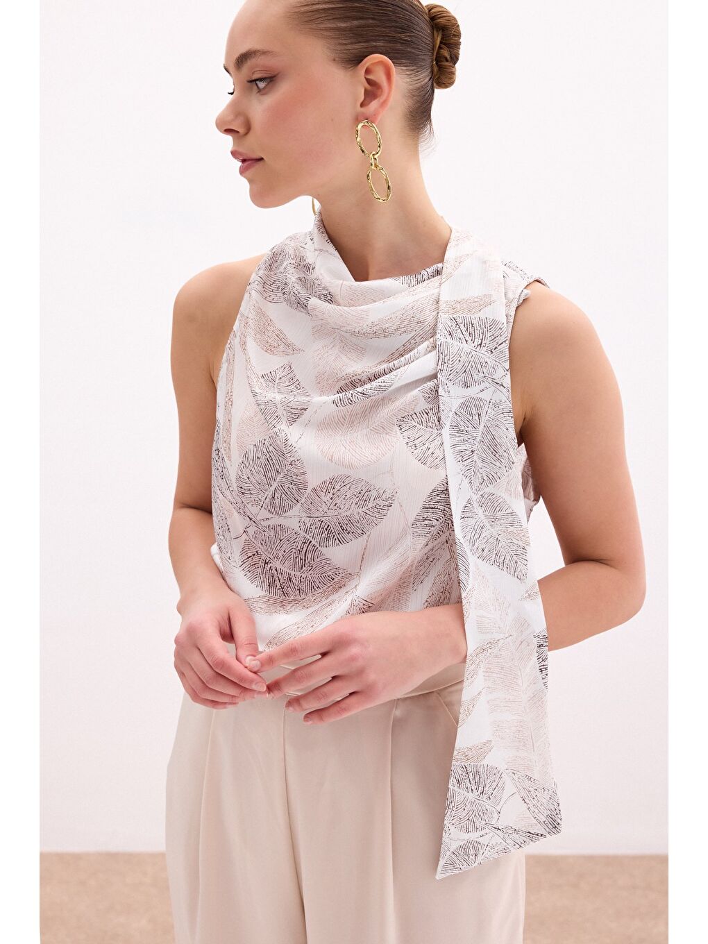 Bej Fularlı Desenli Bluz - Vizon-1