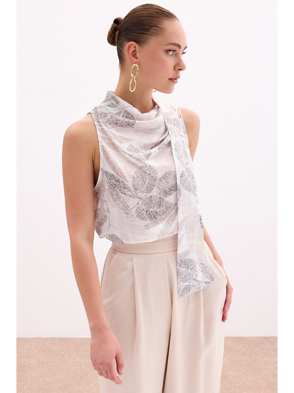 Bej Fularlı Desenli Bluz - Vizon-3