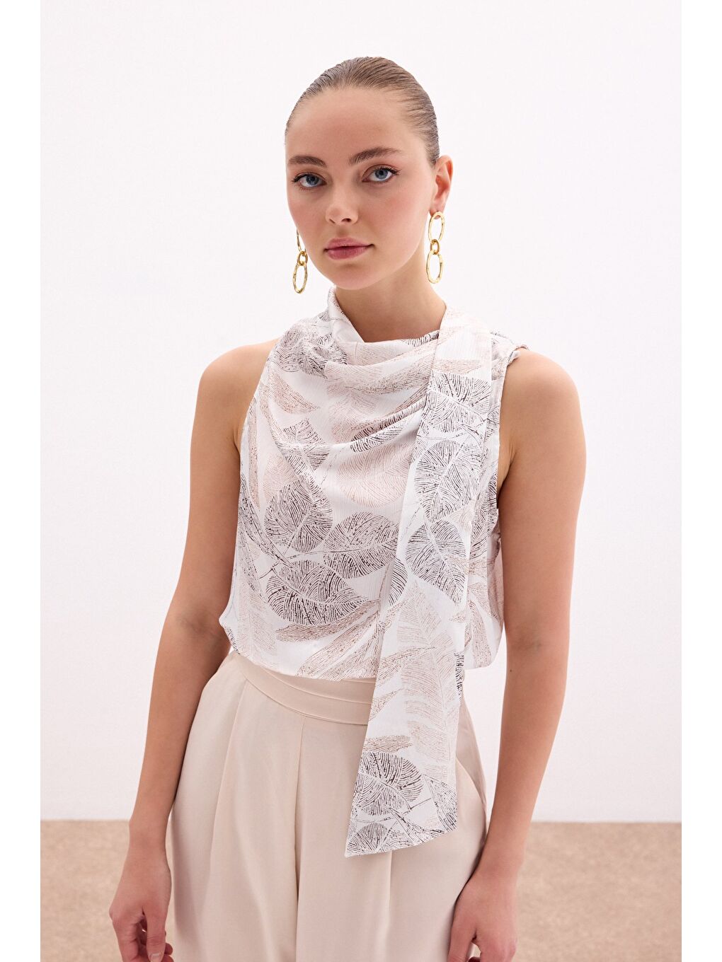 Bej Fularlı Desenli Bluz - Vizon-4