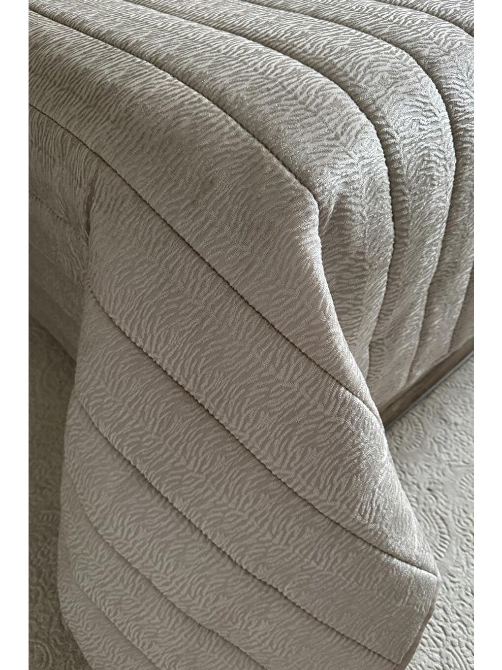 Velmira Jakarlı Kadife Elyaf Dolgulu Yatak Örtüsü 240x240 cm Bej-1