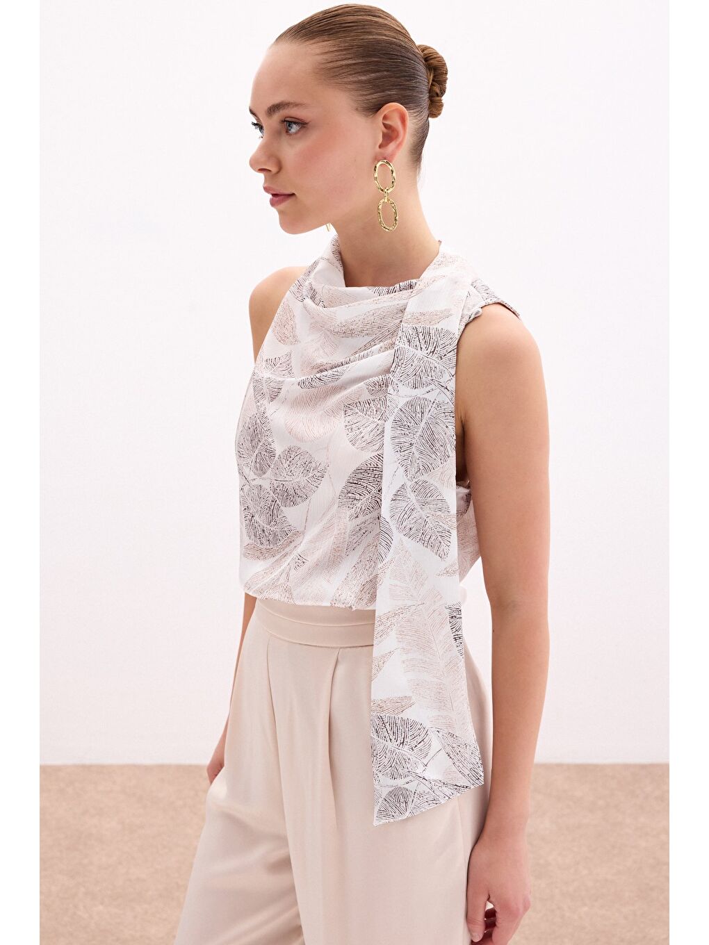 Bej Fularlı Desenli Bluz - Vizon-5