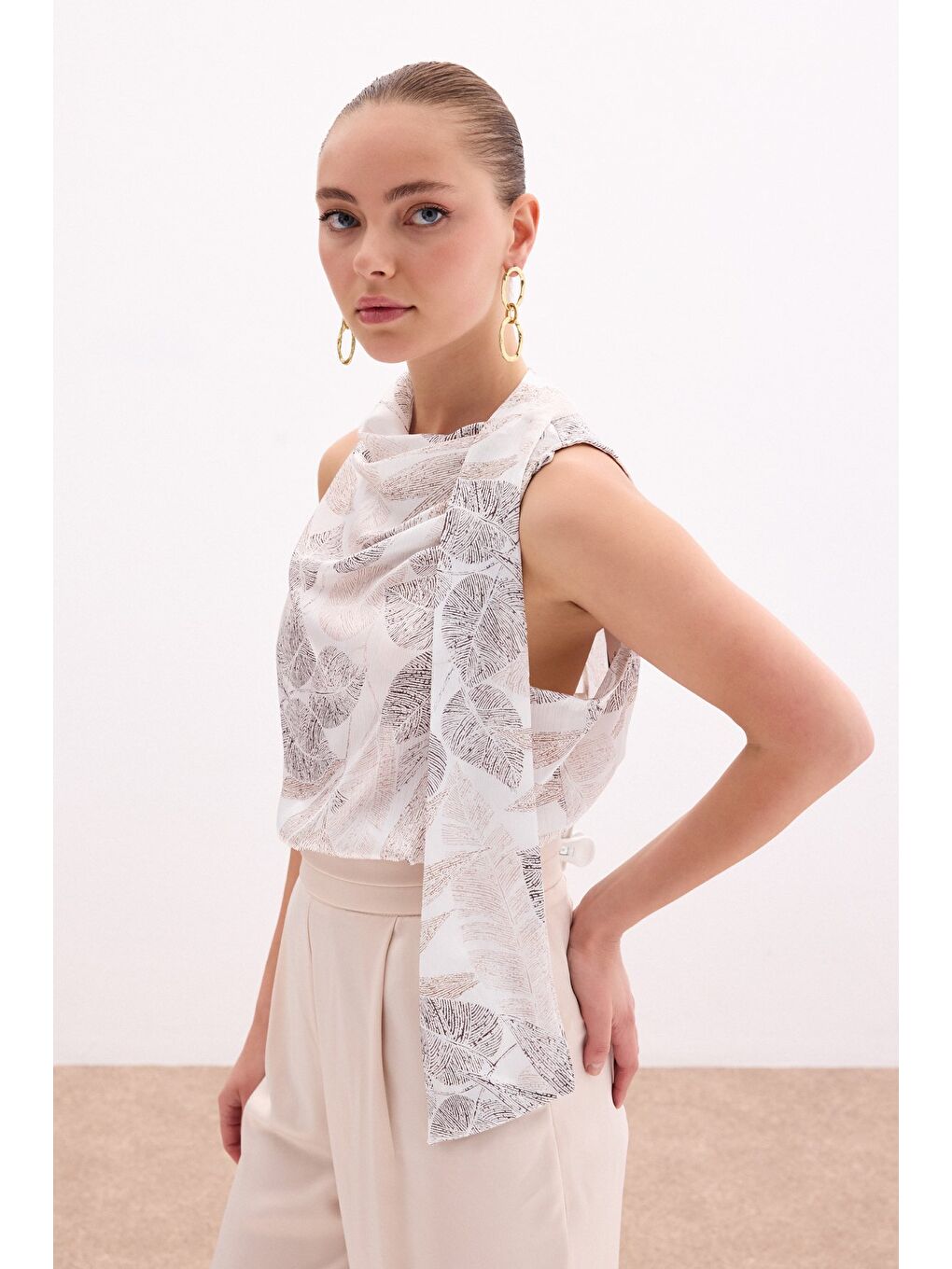 Bej Fularlı Desenli Bluz - Vizon-6