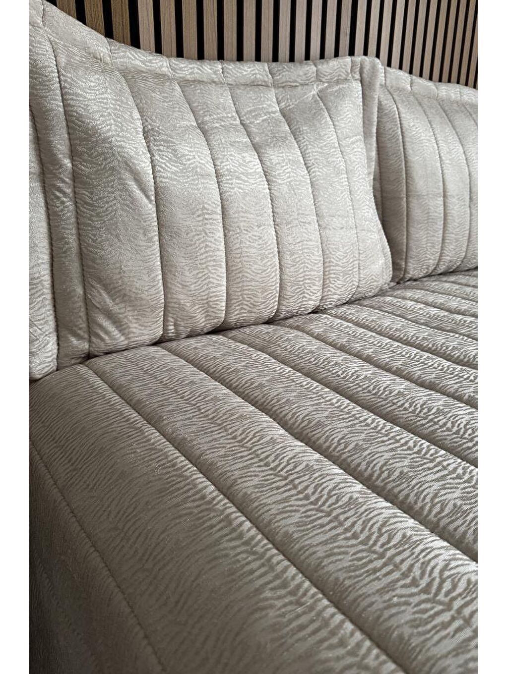 Velmira Jakarlı Kadife Elyaf Dolgulu Yatak Örtüsü 240x240 cm Bej-2