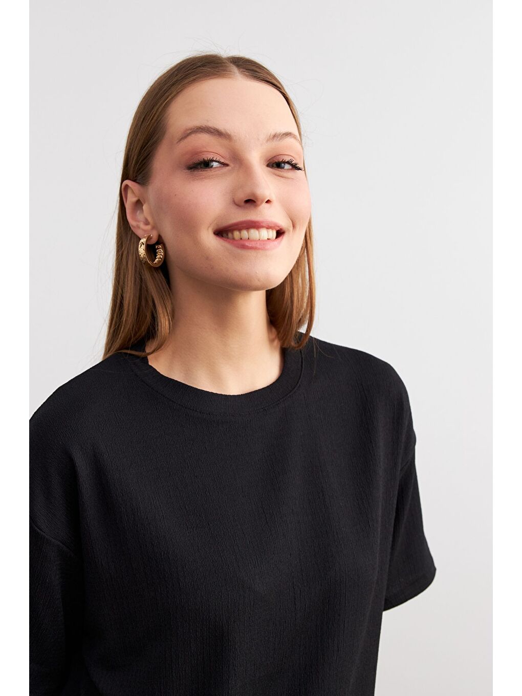 Kadın Siyah Bisiklet Yaka Kısa Kollu T Shirt Pantolonlu Krinkıl Takım-4