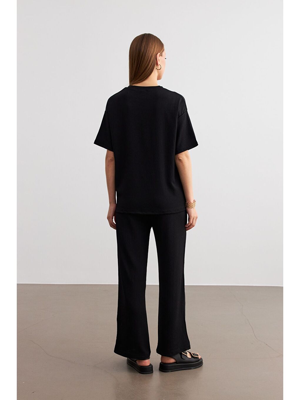 Kadın Siyah Bisiklet Yaka Kısa Kollu T Shirt Pantolonlu Krinkıl Takım-5