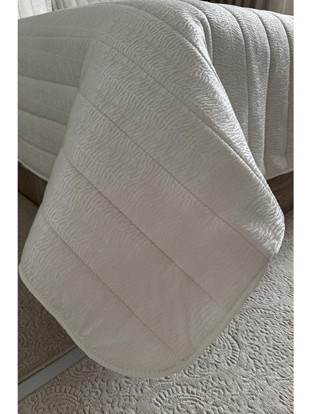 Ekru Velmira Jakarlı Kadife Elyaf Dolgulu Yatak Örtüsü 240x240 cm Krem-1