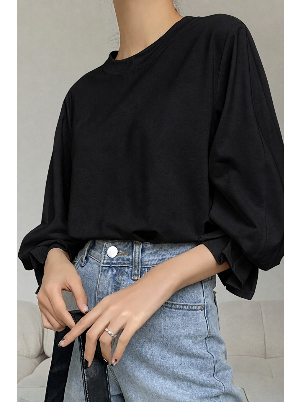 Siyah Kadın Modern Kesim Fakir Kol Detaylı Oversize Basic Bluz-1