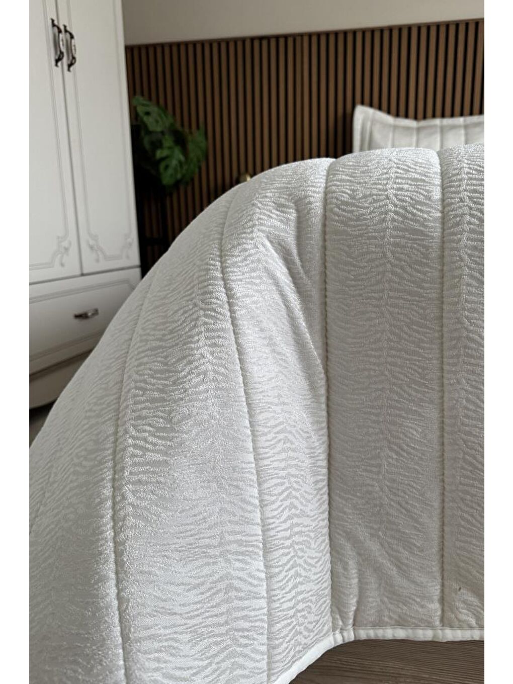 Ekru Velmira Jakarlı Kadife Elyaf Dolgulu Yatak Örtüsü 240x240 cm Krem-3