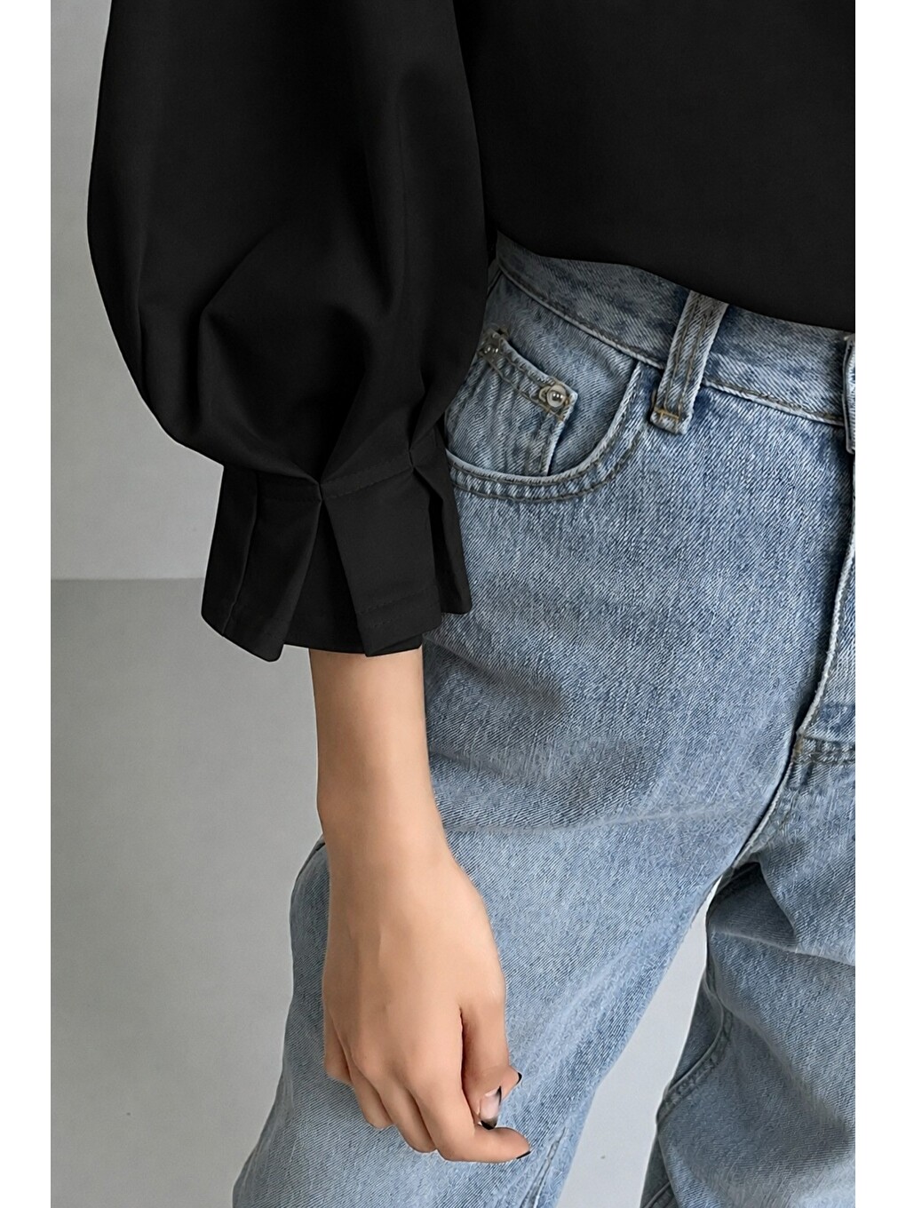 Siyah Kadın Modern Kesim Fakir Kol Detaylı Oversize Basic Bluz-6