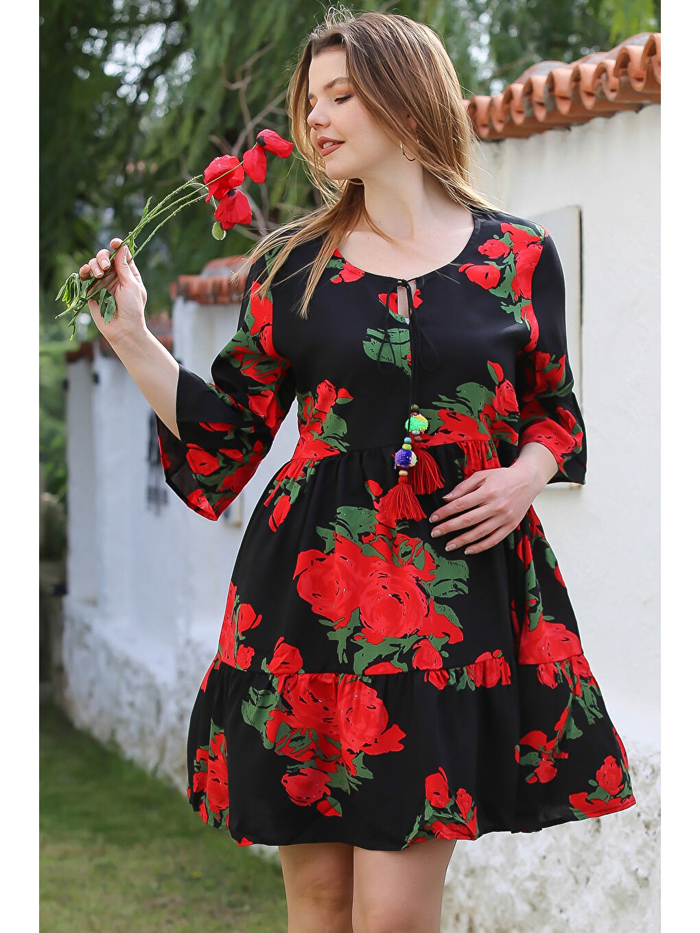 Siyah-Kırmızı Havuz Yaka Fırfırlı Kol Bağlamalı Eteği Fırfırlı Püsküllü Viskon Dokuma Elbise 95 52-2